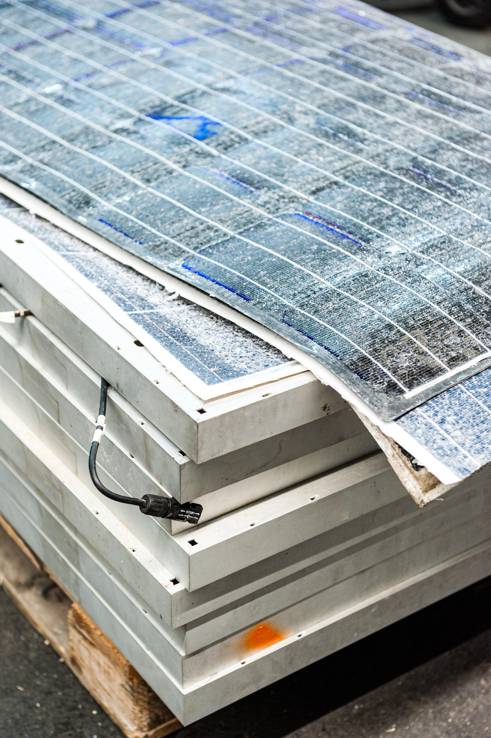 Material from dismantling and pre-treatment of PV modules